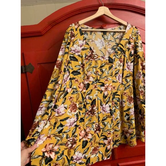 Torrid Sze 1 14/16 Gorgeous Floral Shirt Puff Sleeve Box  PLeated Front Boho EUC - Picture 2 of 5